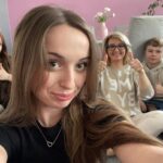 uczniowie pozujący z dyrektorem szkoły podczas spotkania 3 klasowych