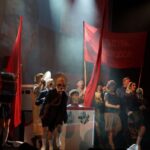 aktorzy podczas spektaklu teatralnego