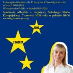 kobieta na tle plakatu promującego wydarzenie