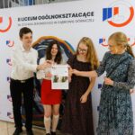 uczniowie z nauczycielem trzymający 1. wydanie gazetki szkonej