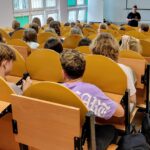 uczniowie podczas spotkania z doradcą zawodowym