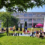 uczniowie podczas pikniku, gier i zabaw