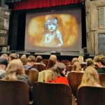 uczniowie na sali teatralnej