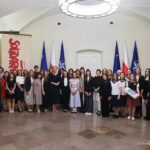 nagrodzeni uczniowie w pałacu prezydenckim