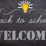 żarówka i napis "back to school"