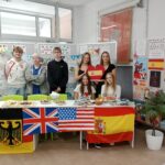 uczniowie przy stoisku tematycznym z okazji dnia języków obcych
