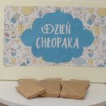 książki owinięte w papier w tle napis "dzień chłopaka"