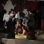 aktorzy szkolnego klubu teatralnego na scenie