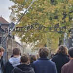 uczniowie przed wejściem do muzeum Auschwitz