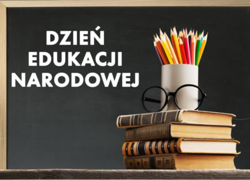 stos książek, okulary i kredki w pojemniku, obok napis "dzień edukacji narodowej"