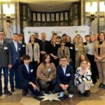 uczniowie pozujący do zdjęcia na III FOrum Samorządów Uczniowskich