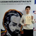uczeń trzymający dyplom