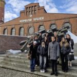 uczniowie stojący przed kopalnią "Wujek"