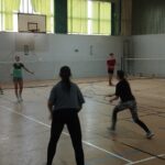 uczennice podczas rywalizacji w badmintona