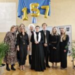 uczniowie z zaproszonymi gośćmi i dyrekcją
