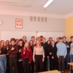 klasa pozująca do zdjęcia z wykładowcą