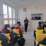 uczniowie podczas lekcji z absolwentem szkoły