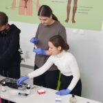 uczniowie podczas zajęć praktycznych z biologii