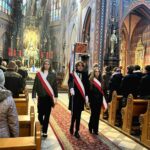 sztandar szkoły podczas uroczystości w bazylice