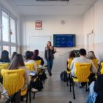 uczniowie podczas lekcji, nauczyciel w tle