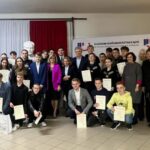 uczestnicy konkursu z dyrekcją i zaproszonymi gośćmi