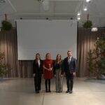 nauczyciel stojący ze statuetką w towarzystwie vipów