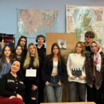 przebrani uczniowie podczas lekcji angielskiego z nauczycielem