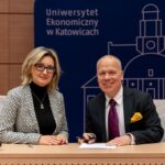 dyrektor szkoły podczas podpisania umowy o współpracę z prorektorem Uniwersytetu Ekonomicznego w Katowicach