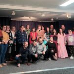 aktorzy szkolnego klubu teatralnego z widzami