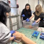 uczniowie w czasie wykonywania badań