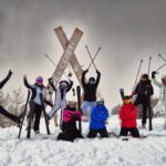 uczniowie w strojach narciarskich na stoku