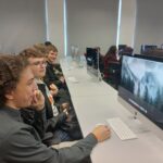 uczniowie przed komputerami