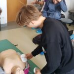 uczniowie ćwiczą na manekinie