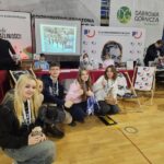 uczniowie szkoły podczas targów edukacyjnych