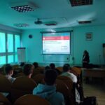 prowadząca kobieta wykład dla uczniów