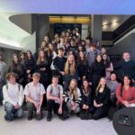 uczniowie i nauczyciela w gmachu teatru