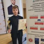 uczeń z dyplomem i pucharem