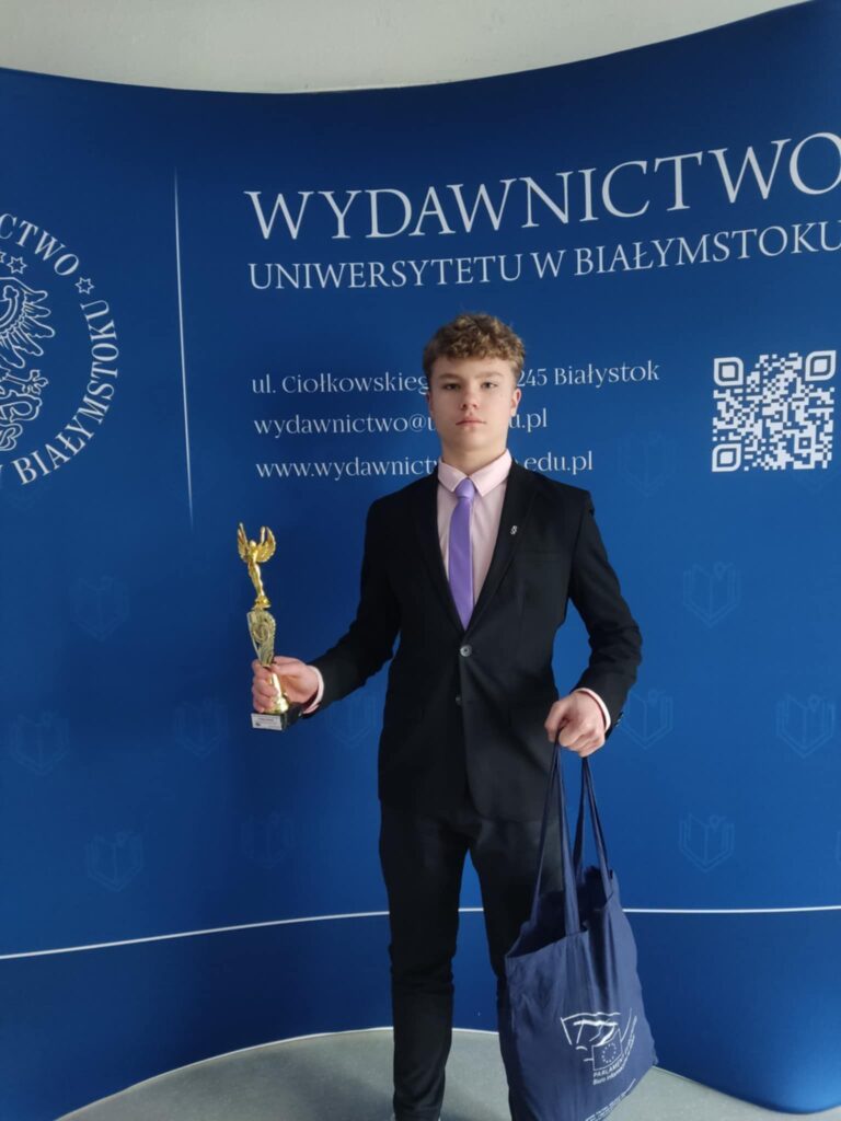 uczeń ze statuetką