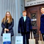 uczniowie z nagrodami