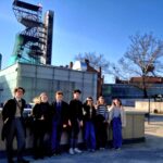 uczniowie pozujący do zdjęcia plenerowego