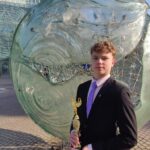 uczeń ze statuetką