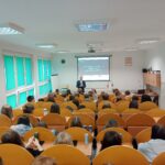 uczniowie i wykładowca na auli