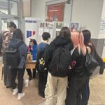 uczniowie w czasie konsultacji