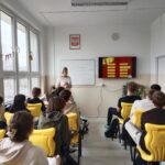 uczniowie w ławkach w czasie wykładu