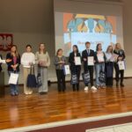 uczniowie z dyplomami na scenie