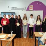 uczniowie z dyplomami