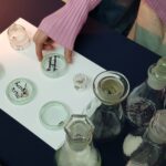 uczennica z próbkami