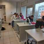 uczniowie przy mikroskopach