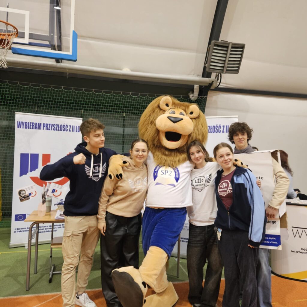 maskotka - lew z uczniami na sali gimnastycznej