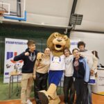 maskotka - lew z uczniami na sali gimnastycznej